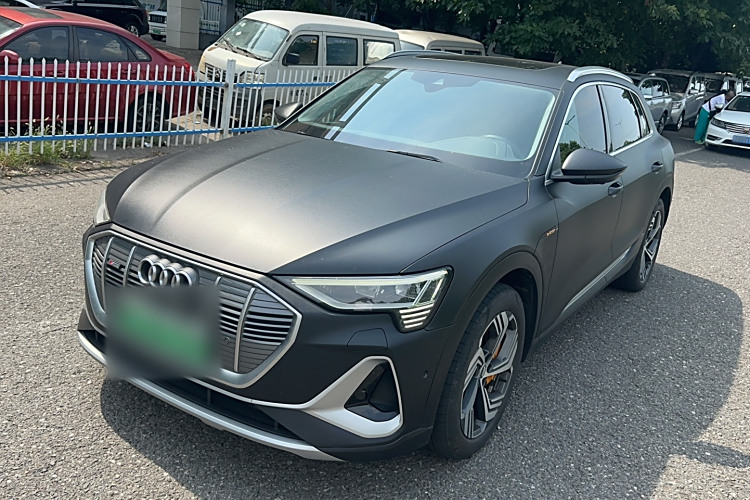 Audi e-tron 2021 صورة سيارة #2