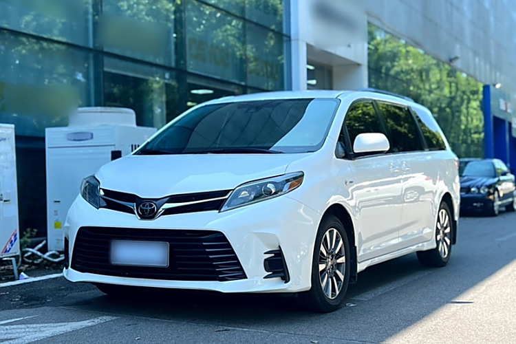 Toyota Sienna 2020 immagine di auto #2