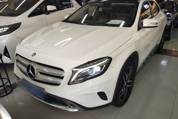 Mercedes-Benz GLA Class 2015 car image #2
