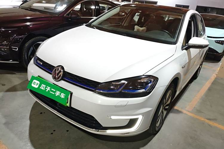 Volkswagen Golf Pure Electric 2020 car image #2