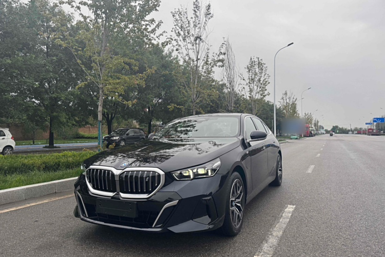 BMW i5 2025 car image #2