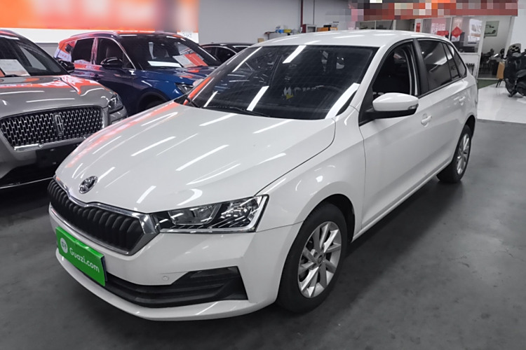 Skoda Rapid Spaceback 2020 car image #2