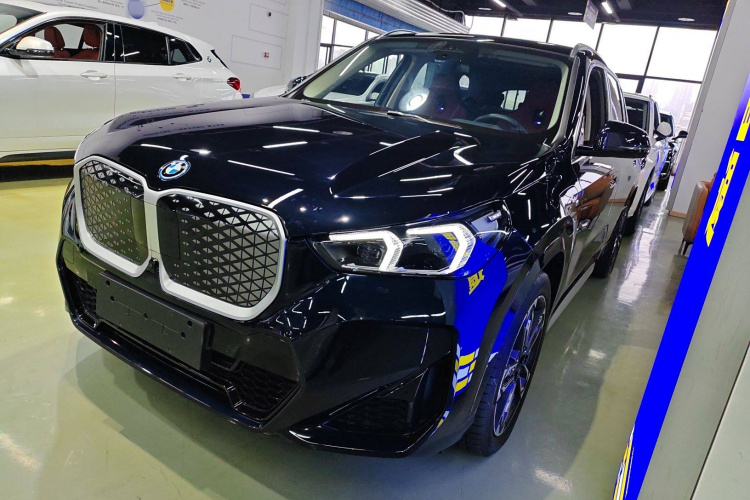 BMW iX1 2023 car image #2