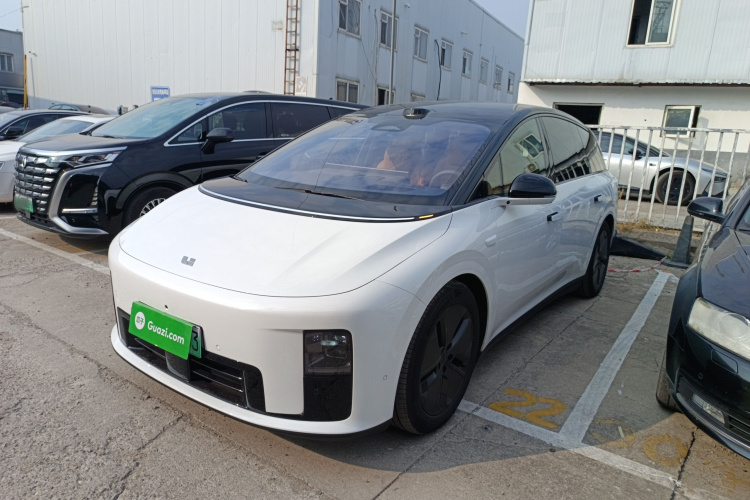 Li i8 2025 image de voiture #2