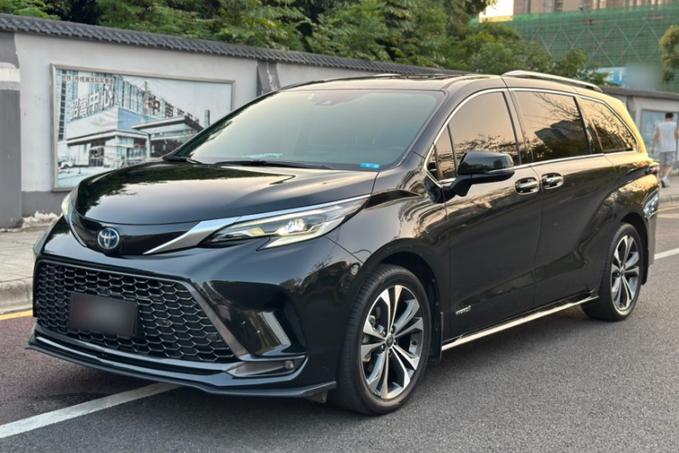 Toyota Granvia 2023 car image #2