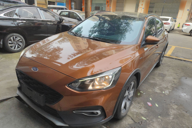 Ford Focus Active 2019 car image #2