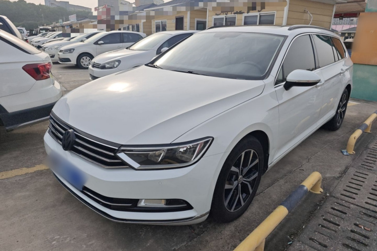 Volkswagen Passat Variant 2017 immagine di auto #2