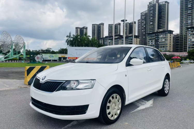 Skoda Rapid Spaceback 2016 car image #2