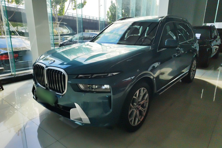 BMW X7 2023 car image #2