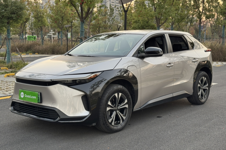 Toyota bZ4X 2022 immagine di auto #2