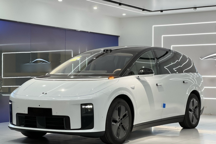 Li i8 2025 image de voiture #2