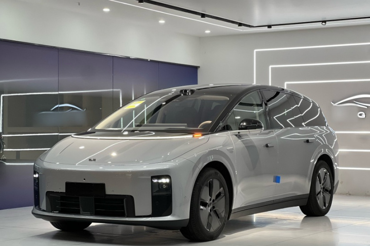 Li i8 2025 image de voiture #2