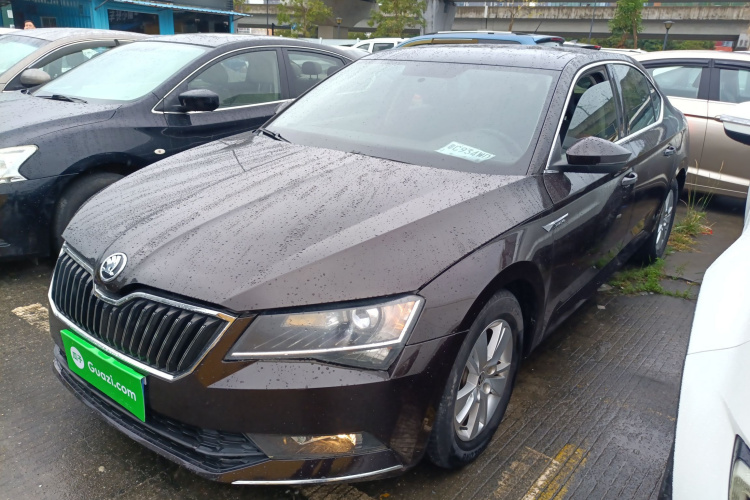 Skoda Superb 2018 car image #2