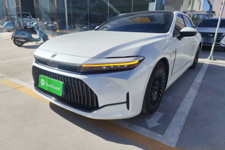 Toyota Crown 2024 immagine di auto #2