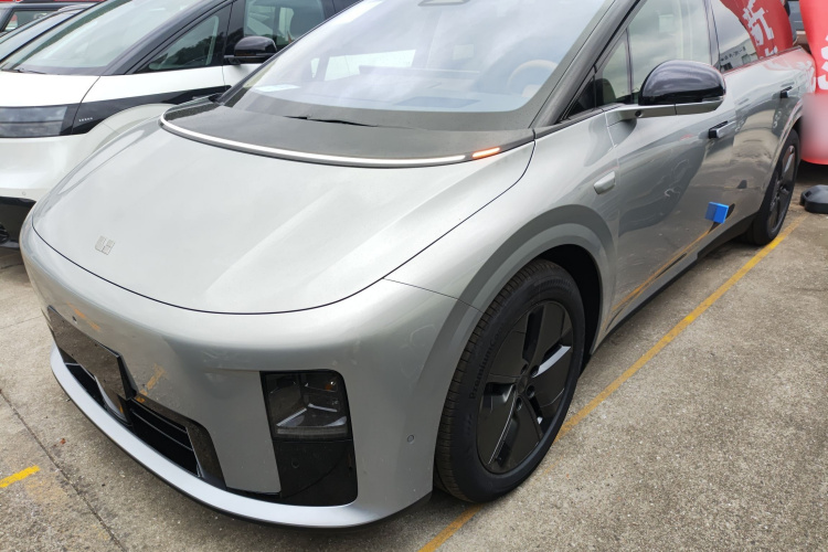 Li i8 2025 image de voiture #2