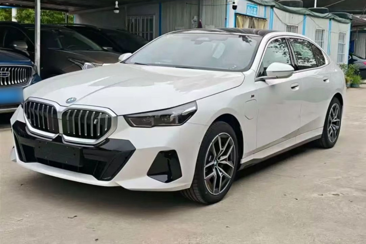 BMW i5 M60 2025 car image #2