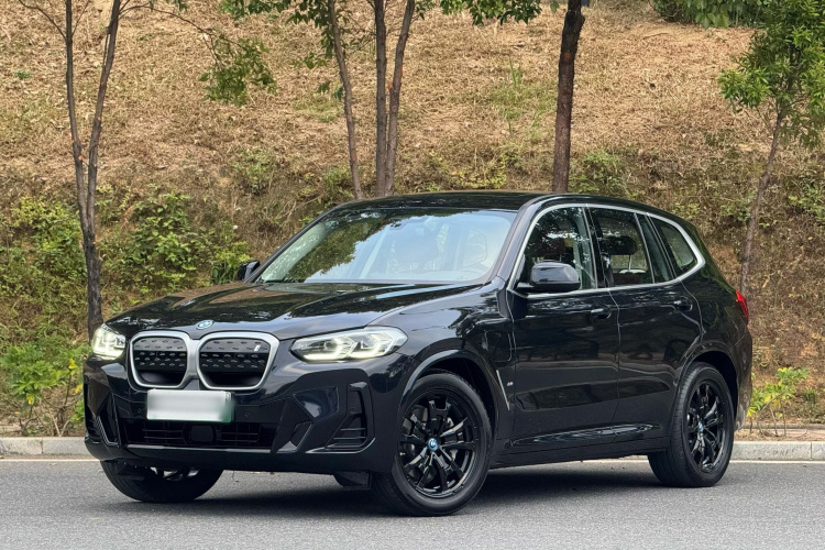 BMW iX3 2024 car image #2
