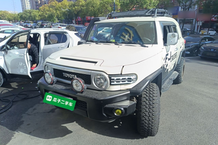 Toyota FJ Cruiser 2018 car image #2