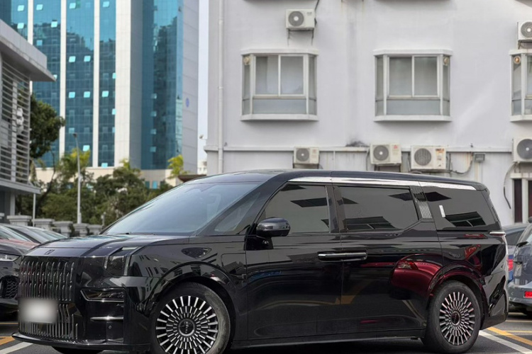 Zeekr 009 2023 car image #2