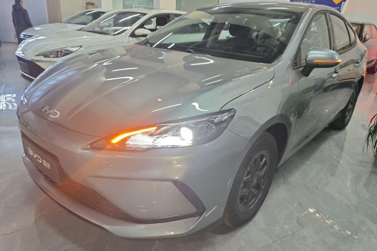 BYD Seal 05 DM-i 2025 car image #2