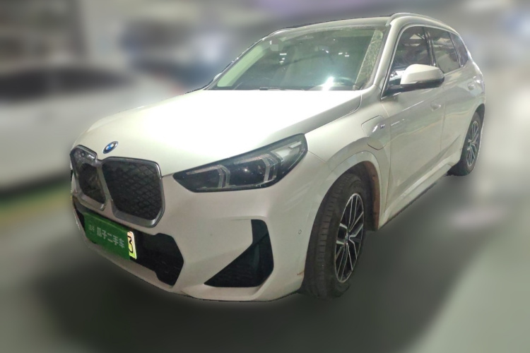 BMW iX1 2024 car image #2