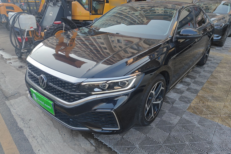 Volkswagen Passat 2022 car image #2