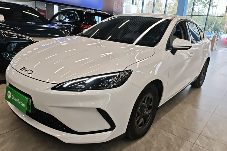 BYD Seal 05 DM-i 2025 #2 BYD Seal 05 DM-i 2025 car image #2