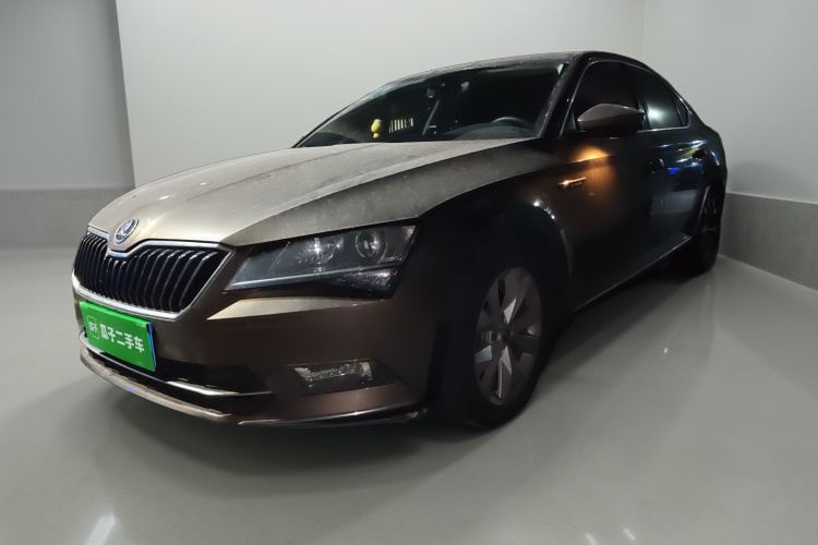 Skoda Superb 2019 car image #2