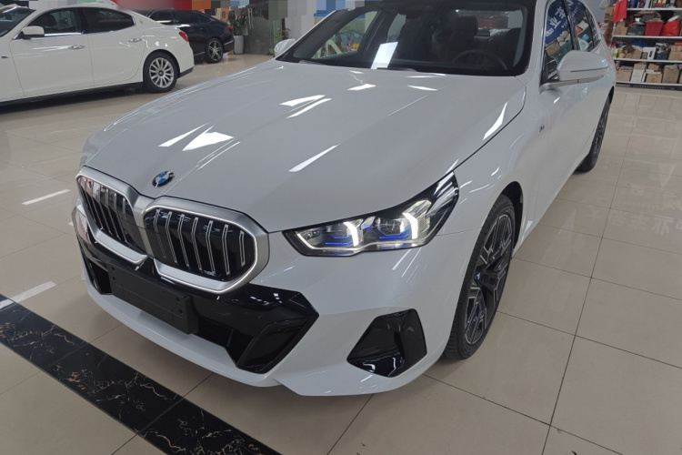 BMW 5 Series 2025 #2 BMW 5 Series 2025 car image #2