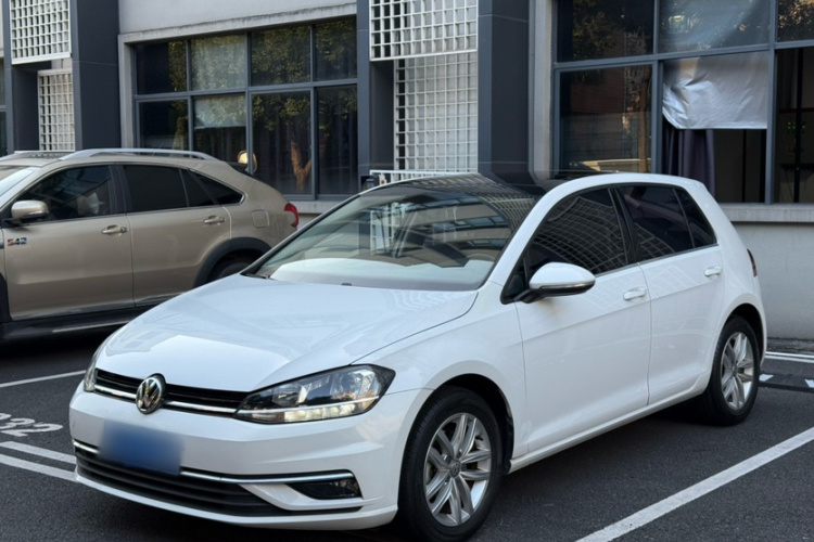 Volkswagen Golf 2018 car image #2