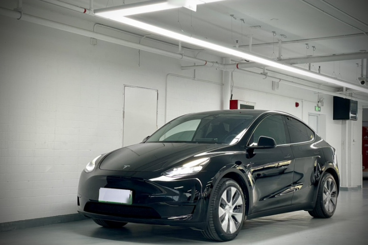 Tesla Model Y 2023 car image #2