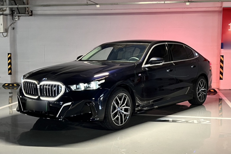 BMW i5 2025 car image #2
