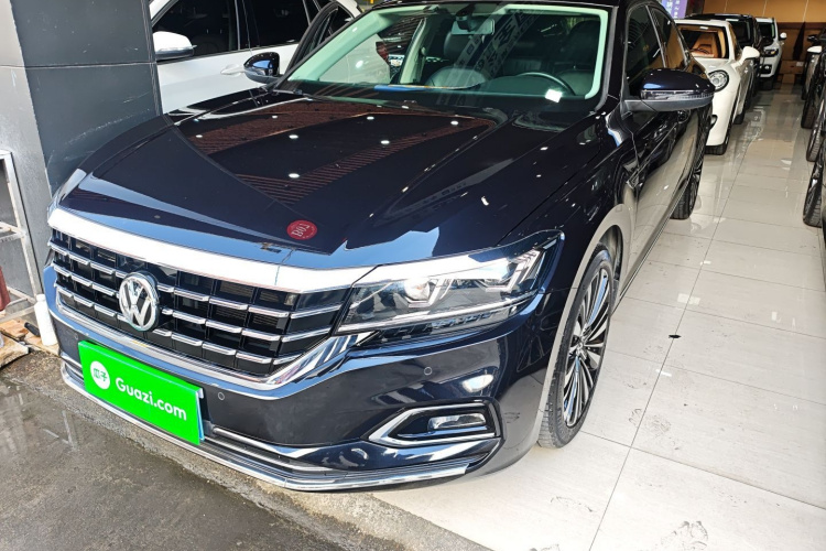 Volkswagen Passat 2019 car image #2