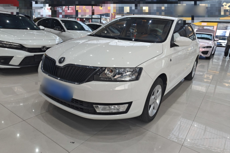 Skoda Rapid 2016 car image #2