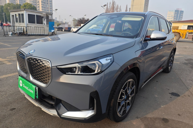 BMW iX1 2023 car image #2