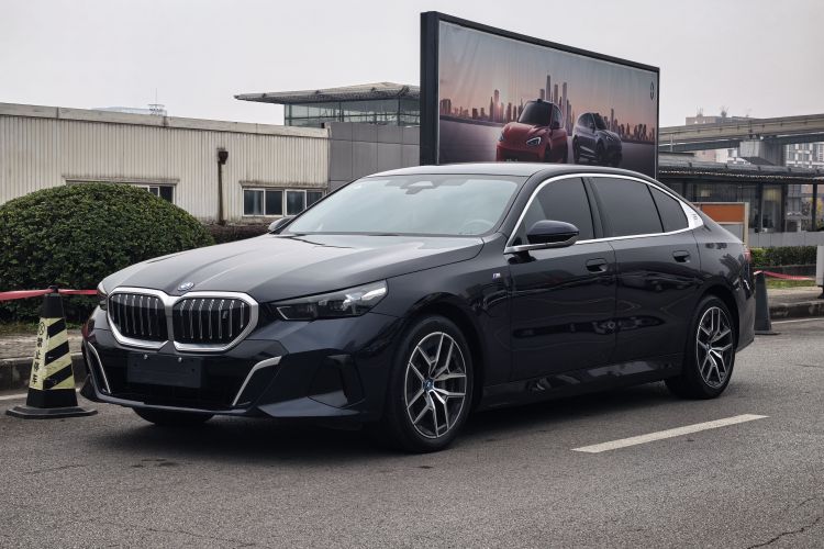 BMW i5 2024 car image #2