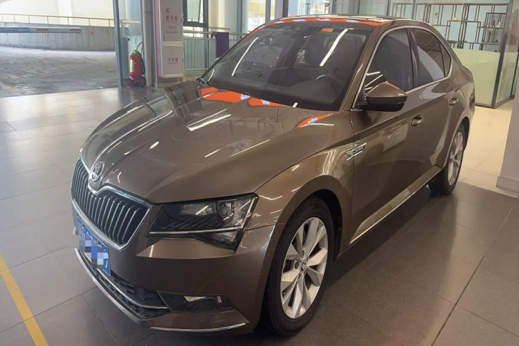 Skoda Superb 2015 car image #2