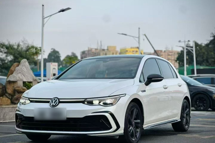 Volkswagen Golf 2021 car image #2