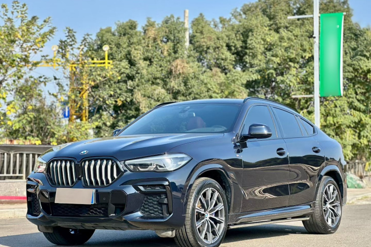 BMW X6 2022 car image #2