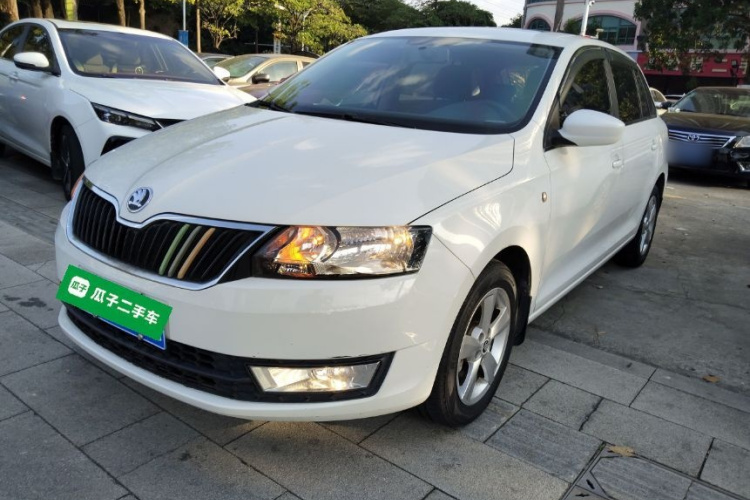 Skoda Rapid Spaceback 2017 car image #2