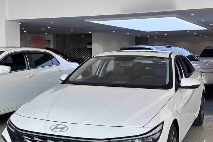 Hyundai Elantra 2025 car image #2
