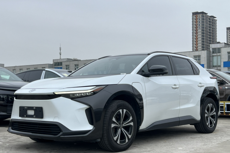 Toyota bZ4X 2022 immagine di auto #2