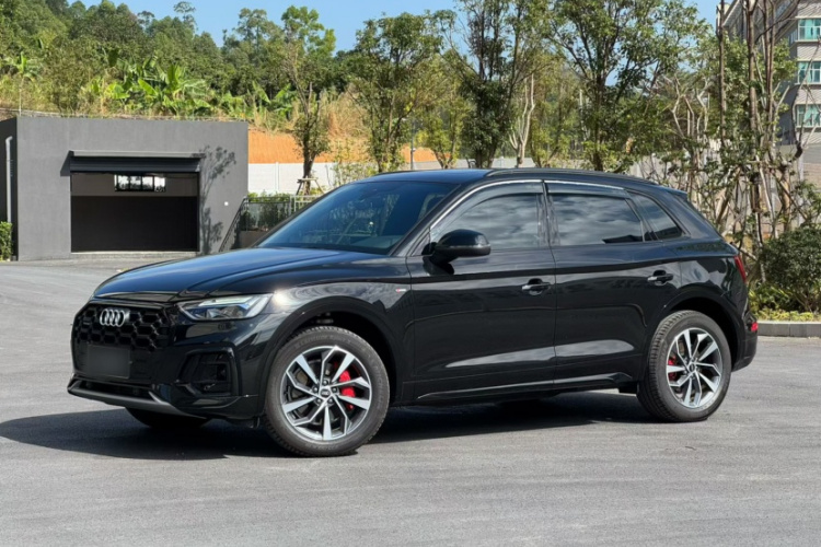 Audi Q5L 2025 car image #2