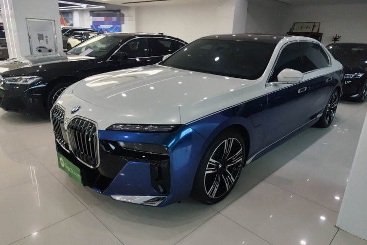 BMW i7 2025 car image #2