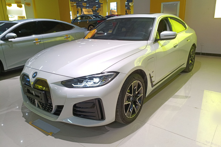 BMW i4 2025 car image #2