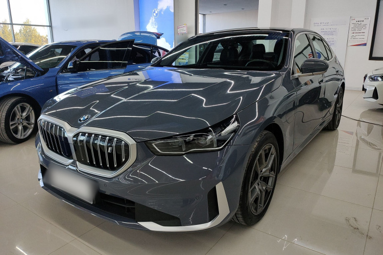 BMW i5 2025 car image #2