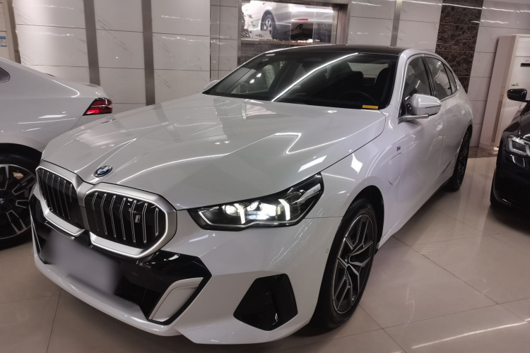 BMW i5 2025 car image #2