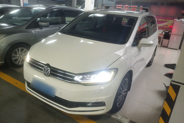 Volkswagen Touran 2018 car image #2