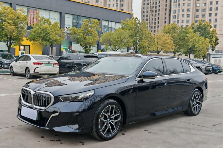 BMW i5 2024 car image #2
