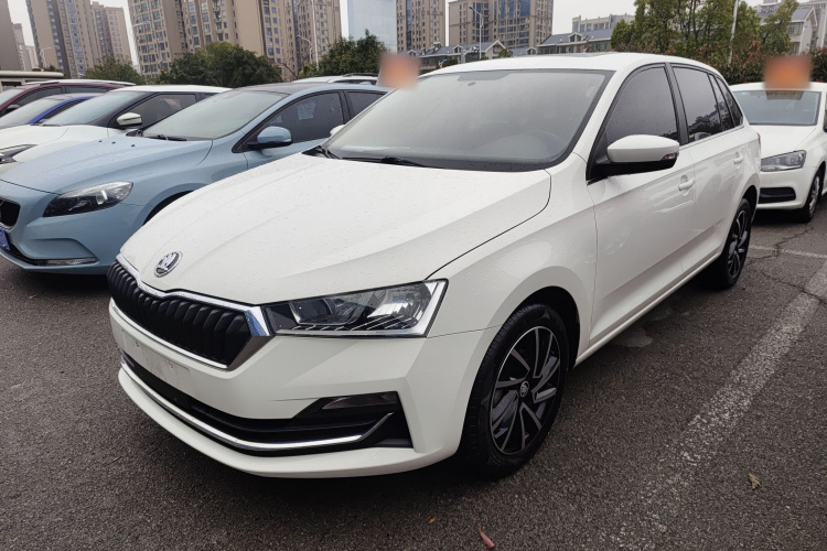 Skoda Rapid Spaceback 2021 car image #2